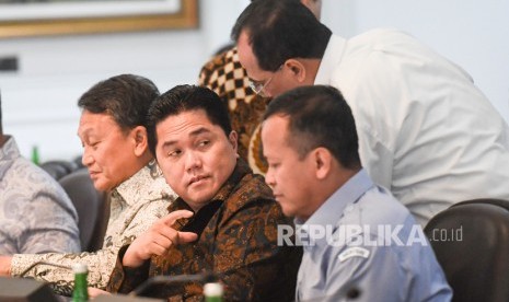 Menteri BUMN Erick Thohir (kedua kiri) berbincang dengan Menteri Perhubungan Budi Karya Sumadi (kanan) sebelum mengikuti rapat kabinet terbatas tentang hilirisasi industri produk-produk unggulan di Kantor Presiden, Jakarta, Kamis (6/2/2020).