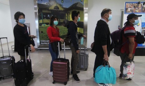 Penumpang pesawat mengantre di loket imigrasi saat tiba di Terminal Kedatangan Internasional Bandara Supadio di Kabupaten Kubu Raya, Kalimantan Barat, Kamis (6/2/2020). Peningkatan kebersihan tangan di bandara kurangi risiko potensial pandemi virus corona tipe baru, Covid-19.