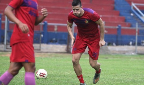 Pemain baru Persik Kediri Ante Bakmaz mengikuti latihan perdananya di stadion Brawijaya, Kota Kediri, Jawa Timur, Kamis (6/2/2020).