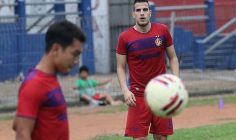 Pemain baru Persik Kediri Ante Bakmaz (kanan) mengikuti latihan perdananya di Stadion Brawijaya, Kota Kediri, Jawa Timur, Kamis (6/2).