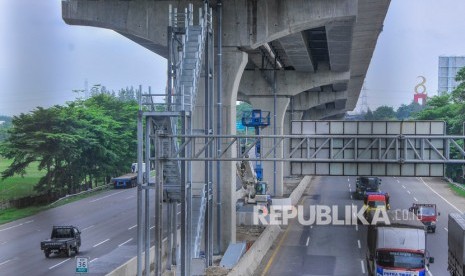 Sejumlah kendaraan melintasi tangga darurat (Emergency Access) tol layang Jakarta-Cikampek II yang masih dalam proses pembangunan di Cikarang, Kabupaten Bekasi, Jawa Barat, Kamis (6/2/2020).