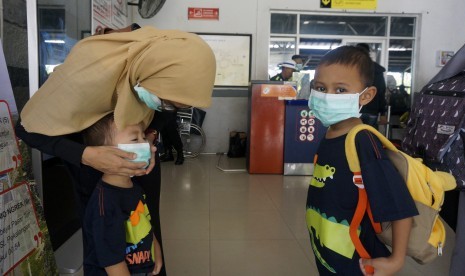 Masker memang hanya ada satu ukuran, perhatikan cara memakaikannya pada anak.