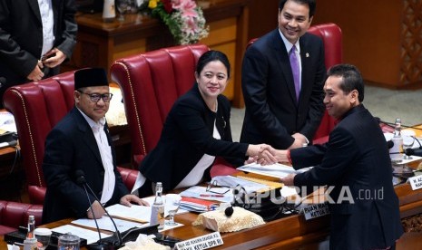 Ketua Dewan Perwakilan Rakyat (DPR) Puan Maharani (kedua kiri) didampingi Wakil Ketua DPR Aziz Syamsuddin (kedua kanan) dan Muhaimin Iskandar (kiri) menerima laporan pemerintah dari Menteri Perdagangan Agus Suparmanto (kanan) tentang Perjanjian Perdagangan Bebas Indonesia-Australia saat Rapat Paripurna 10 Masa Persidangan II Tahun 2019-2020 di Kompleks Parlemen, Senayan, Jakarta, Kamis (6/2/2020).