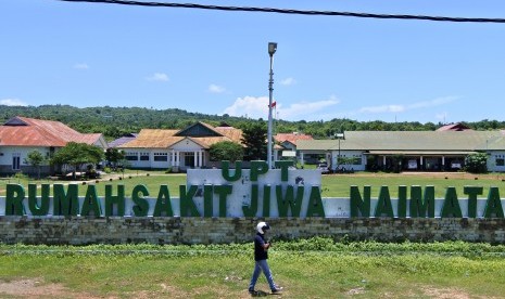 Seorang pria berjalan di depan papan nama RS Jiwa Naimata. Ratusan bakal calon anggota DPRD mulai mengikuti pemeriksaan rohani dan kejiwaan di Rumah Sakit Jiwa (RSJ) Naimata, Kota Kupang Provinsi Nusa Tenggara Timur. 