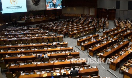 Sejumlah anggota DPR mengikuti Rapat Paripurna di Kompleks Parlemen, Senayan, Jakarta. (ilustrasi)