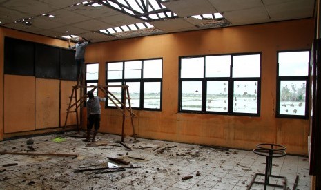 Pekerja melakukan pengerjaan perbaikan gedung sekolah yang rusak di SDN Samudrajaya 04, Kabupaten Bekasi, Jawa Barat, Kamis (6/2/2020).