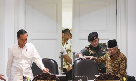 Presiden Joko Widodo (kiri) didampingi Wakil Presiden Ma