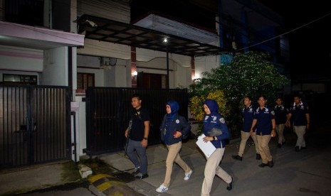 Sejumlah anggota kepolisian tiba untuk melakukan rekonstruksi kasus penyiraman air keras terhadap penyidik KPK Novel Baswedan di Jalan Deposito, Kelapa Gading, Jakarta, Jumat (7/2/2020). 