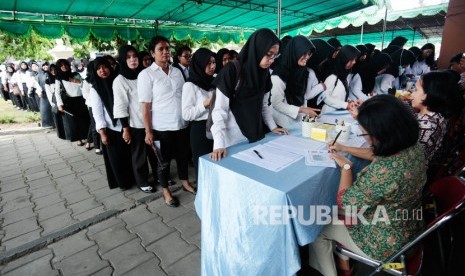 Peserta Seleksi Kemampuan Dasar (SKD) melakukan pendaftaran sebelum tes Calon Pegawai Negeri Sipil (CPNS) 2019 di Gedung Graha Wana Bhakti Yasa, DI Yogyakarta, Jumat (7/2/2020). 