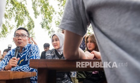 Gubernur Jawa Barat Ridwan Kamil (kiri) bersama Istri Atalia Praratya (tengah) 