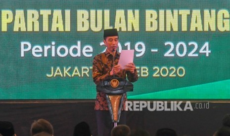 Presiden Joko Widodo memberikan pidato politiknya pada acara Pelantikan Pengurus Dewan Pimpinan Pusat Partai Bulan Bintang di Jakarta, Kamis (6/2/2020). 