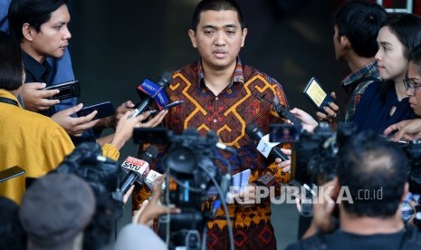 Ketua Wadah Pegawai (WP) KPK Yudi Purnomo Harahap memberikan keterangan kepada wartawan di Kantor KPK.