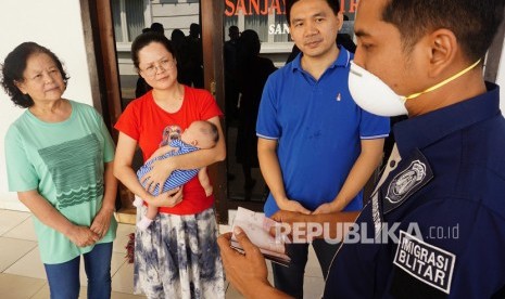 Petugas gabungan Pengawasan Orang Asing (PORA) mengunjungi Liu Yinghui (36, kedua kiri) dan ibunya Liu Lanfeng (60, kiri), WNA asal China yang tinggal bersama suaminya yang berkewarganegaraan Indonesia (WNI), Stefanus (38, kedua kanan), di Kedungwaru, Tulungagung, Jawa Timur (ilustrasi)