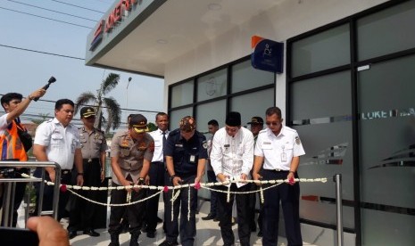 Direktur Utama PT KAI, Edi Sukmoro, dengan didampingi Plt Bupati Indramayu, Taufik Hidayat dan Kapolres Indramayu, AKBP Suhermanto, meresmikan Penataan Stasiun Jatibarang, Jumat (7/2).