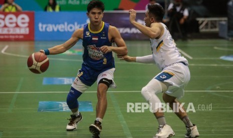 Pebasket Satria Muda Pertamina Christian Gunawan (kiri) atau biasa disapa Coke.