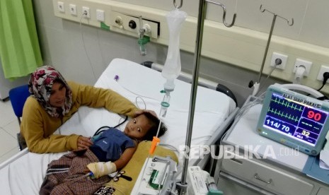 Seorang anak berusia tiga tahun penderita demam berdarah dangue (DBD) sedang dirawat. Dinkes Kabupaten Solok mencatat 50 kasus Demam Berdarah Dengue (DBD) selama 2019. Ilustrasi.