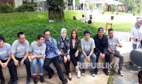 Gubernur Jawa Barat Ridwan Kamil menerima rombongan kru dan pemain film Milea: Suara dari Dilan di rumah dinasnya di Gedung Pakuan, Jumat (7/2). Turut dalam rombongan tersebut, pemeran Dilan, Iqbaal Ramadhan, Vanesha Prescilla (Milea),  penulis novel Dilan Pidi Baiq, dan sutradara Fajar Bustomi.