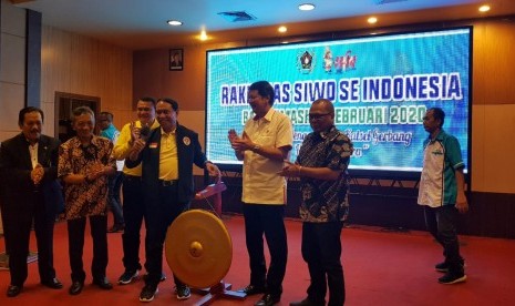 Menpora Zainudin Amali (memukul gong) saat membuka Rakernas SIWO PWI se-Indonesia, Jumat (7/2) di Hotel Aria Barito, Banjarmasin, Kalimantan Selatan. 