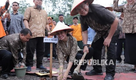 Peringatan hari jadi Desa Persiapan Toman Baru ke-2 Kecamatan Babat Toman dan penanaman perdana tanaman Gambir oleh Bupati Muba Dr H Dodi Reza Alex.