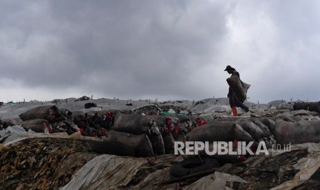 Pekerja membawa plastik yang dikumpulkan di TPA Cipayung, Depok, Jawa Barat, Jumat (6/2/2020).