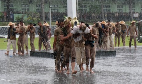 Sejumlah taruna taruni mementaskan salah satu adegan drama kolosal berdirinya Akmil di lapangan Pancasila kompleks Akademi Militer Magelang, Jawa Tengah, Jumat (7/2/2020).