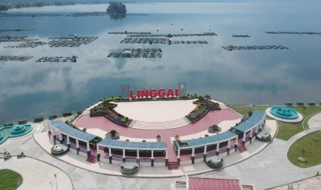 Foto udara objek wisata Linggai Park yang baru selesai dibangun, di tepi Danau Maninjau, Kab.Agam, Sumatera Barat.