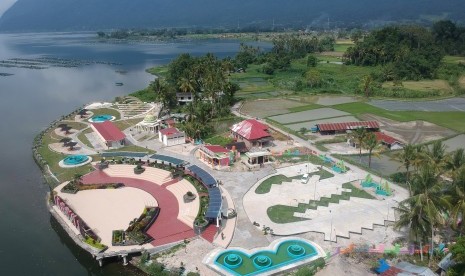 Foto udara objek wisata Linggai Park, di tepi Danau Maninjau, Kab.Agam, Sumatra Barat, Jumat (7/2/2020). Wisatawan di Linggai Park wajib menjalankan protokol kesehatan.