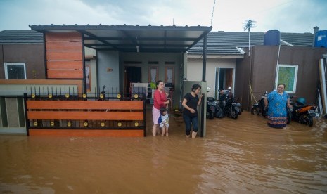 Aktivitas warga di perumahan Rajasanagara yang terendam banjir di Cinunuk, Kabupaten Bandung, Jawa Barat, Jumat (7/2/2020).