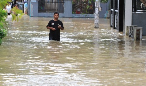 Warga melintasi banjir di Cirebon, Jawa Barat (ilustrasi). BPBD Kabupaten Cirebon melakukan evakuasi warga dari banjir di 7 kecamatan.