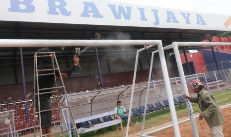 Pekerja menyelesaikan pembuatan gawang sepak bola di stadion Brawijaya, Kota Kediri, Jawa Timur, Sabtu (7/2/2020). 