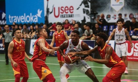 Pebasket Indonesia Patriots Lester Prosper (kedua kanan) mencoba melewati pertahanan tim basket Satya Wacana Salatiga (SWS) saat pertandingan seri keempat IBL Pertamax 2020 di GOR Amongrogo, DI Yogyakarta, Sabtu (8/2/2020).