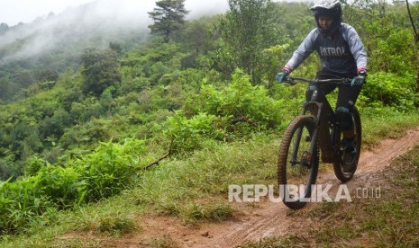 Atlet balap sepeda downhill Indonesia, Tiara Andini Prastika.