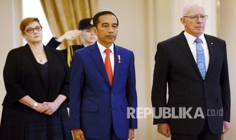    Presiden Jokowi  disambut dengan upacara penyambutan kenegaraan oleh Gubernur Jenderal Australia David Hurley saat melakukan kunjungan kenegaraan ke Australia, Ahad (9/2). 