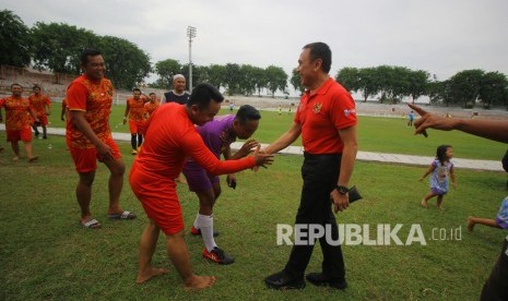 Ketua Umum PSSI Mochamad Iriawan (kanan) menyalami para pemain klub lokal Dakocan FC saat melakukan inspeksi di Stadion Gelora 10 November, Surabaya, Jawa Timur, Ahad (9/2/2020).