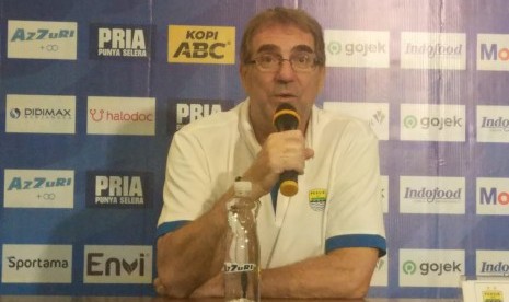 Pelatih Persib Bandung, Robert Rene Alberts, di Graha Persib.