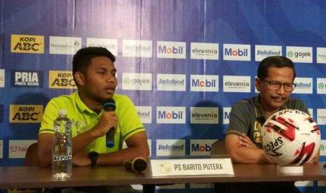 Pemain Barito Putera, Rafi Syaharil (kiri) dan pelatih Barito Putera, Djadjang Nurdjaman (kanan).