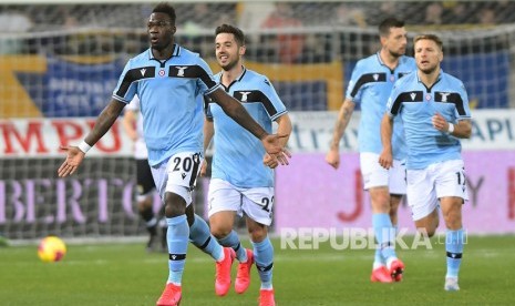 Pemain Lazio Felipe Caicedo, kiri, merayakan setelah mencetak gol pertama timnya selama pertandingan sepak bola Serie A Italia antara Parma dan Lazio di stadion Tardini di Parma, Italia, Ahad 9 Februari 2020