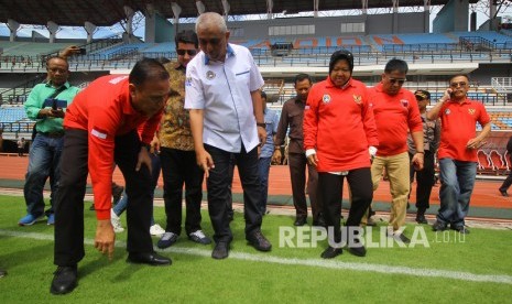 Wali Kota Surabaya Tri Rismaharini (ketiga kanan), Ketua Umum PSSI Mochamad Iriawan (kiri), dan Ketua PSSI Jawa Timur Ahmad Riyadh (kedua kiri) memeriksa rumput lapangan saat inspeksi di Stadion Gelora Bung Tomo (GBT), Surabaya, Jawa Timur, Senin (10/2). 