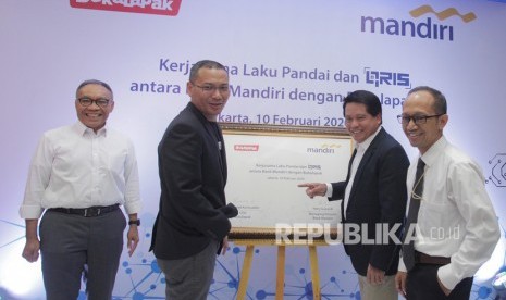 Direktur Hubungan Kelembagaan Bank Mandiri Donsuwan Simatupang (kiri), CEO Bukalapak Rachmat Kaimuddin (kedua kiri), Direktur Consumer& Retail Transactions Bank Mandiri Hery Gunardi (kedua kanan) dan Asisten Direktur Divisi Perizinan Sistem Pembayaran dan Elektronifikasi Kantor Perwakilan Bank Indonesia DKI Jakarta Ria Swandito, bersiap menandatangani kerjasama akses keuangan bagi masyarakat di Jakarta, Senin (10/2/2020). 