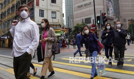 Sejumlah warga mengenakan masker melintasi jalan raya di Hong Kong, Senin (10/2). Pemkab Cilacap kirim 10 ribu masker untuk pekerja migran asal Cilacap di Hong Kong. Ilustrasi.