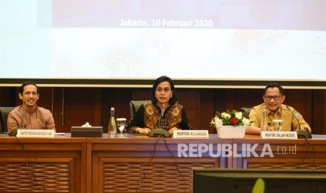 Menteri Keuangan Sri Mulyani (batik cokelat) dalam Konferensi Pers dengan tema Transfer ke Daerah dan Dana Desa Berbasis Kinerja di Gedung Kemenkeu, Jakarta, Senin (10/2). Turut hadir Menteri Pendidikan dan Kebudayaan Nadiem Makarim dan Menteri Dalam Negeri Tito Karnavian