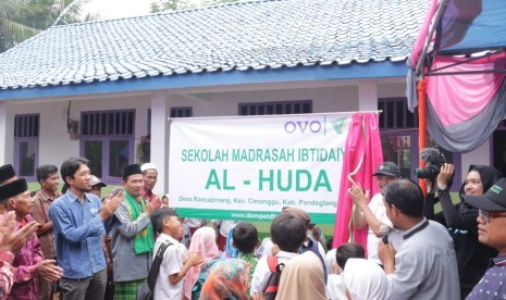 Tampak suasana peresmian sekolah madrasah yang selesai menjalani renovasi yang dilakukan Dompet Dhuafa dan OVO.