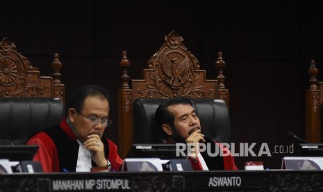 Ketua Mahkamah Konstitusi selaku Ketua Sidang Anwar Usman (kanan)