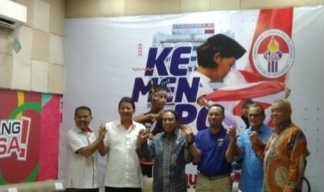 Menteri Pemuda dan Olahraga (Menpora) RI, Zainudin Amali (ketiga dari kiri) dalam konferensi pers penanda tanganan dengan tiga cabor peserta Olimpiade 2020 di kantor Kemenpora, Jakarta, Selasa (11/2). 