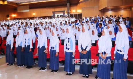 Ratusan siswa- siswi di wilayah kabupaten Musi Banyuasin, mengikuti pembukaan try out akbar ujian nasional berbasis komputer Tingkat SMP / MTS Se-Kabupaten Musi Banyuasin Tahun Ajaran 2019-2020 di Opproom Pemkab Muba, Musi Banyuasin, Selasa (11/02/2020).