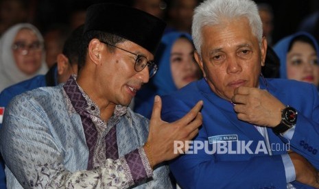 Senior PAN yang pernah menjabat sebagai ketua Umum, Hatta Rajasa (kanan) berbincang-biincang dengan Sandiaga Uno (kiri) saat menghadiri pembukaan Kongres V PAN, di MTQ Square, Kendari, Sulawesi Tenggara, Senin (10/2/2020). 