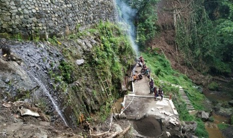 Suasana berbagai bebatuan unik terdapat di destinasi wisata Batu Mahpar, Desa Linggawangi, Kecamatan Leuwisari, Kabupaten Tasikmalaya, Selasa (11/2). 