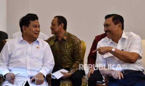 Menko Bidang Kemaritiman dan Investasi Luhut Binsar Panjaitan (kanan) berbincang dengan Menteri Pertahanan Prabowo Subianto saat menghadiri Sidang Kabinet Paripurna di Istana Bogor, Jawa Barat, Selasa (11/2/2020).