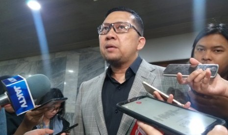 Ketua Komisi II DPR RI Ahmad Doli Kurnia Tanjung memberikan keterangan kepada wartawan di Kompleks Parlemen Senayan, Jakarta, Selasa (11/2).