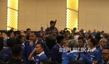 Aparat kepolisian Polda Sulawesi Tenggara berusaha menenangkan kericuhan antar dua kubu pendukung calon Ketua Umum PAN saat sidang pleno Kongres V PAN di Kendari, Sulawesi Tenggara, Selasa (11/2/2020).